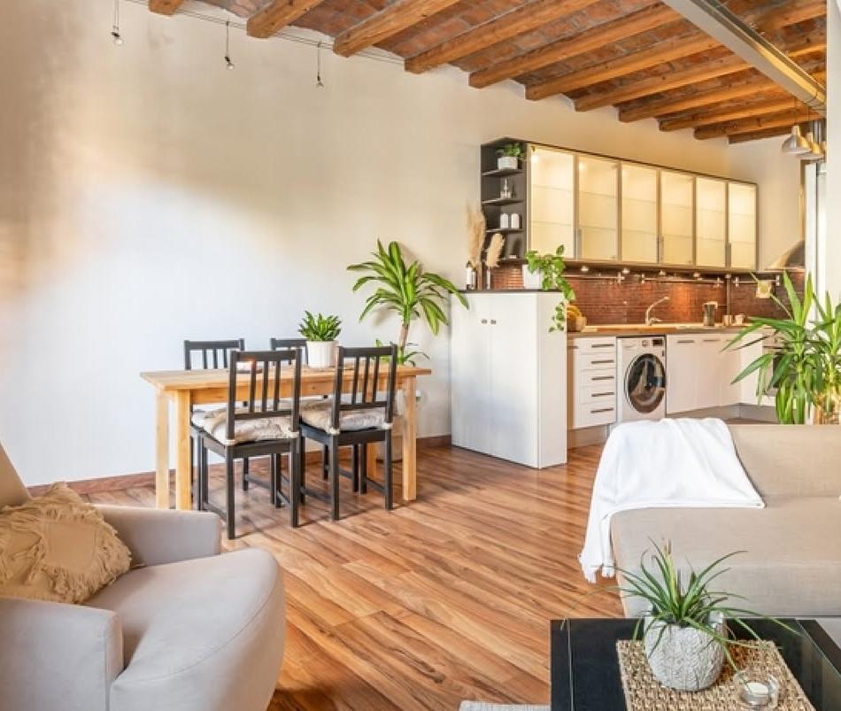 Espacio interior con piso y detalles de teca